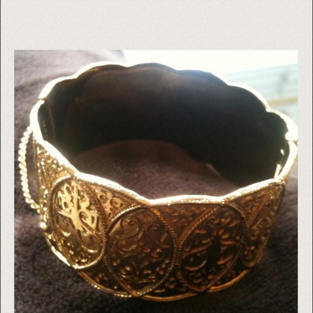 chunky bangle~~~gold tone.vintage